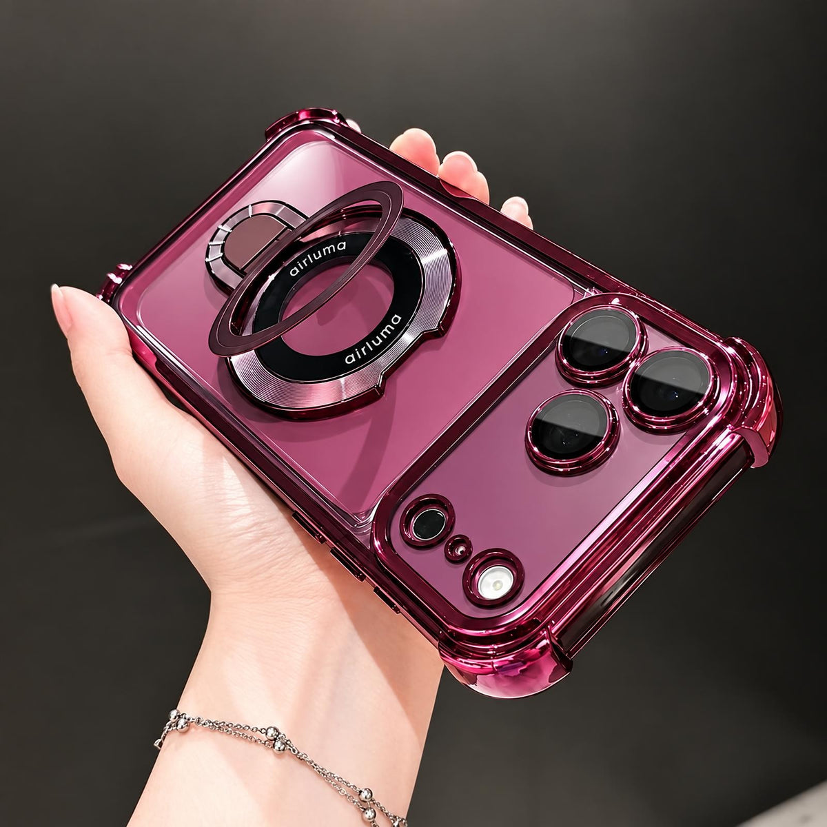 Coque iPhone Airluma bordeaux tenue en main, support en anneau au dos