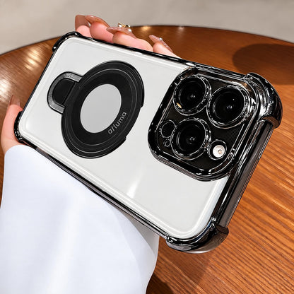 Coque iPhone Airluma noire transparente tenue en main, support en anneau au dos