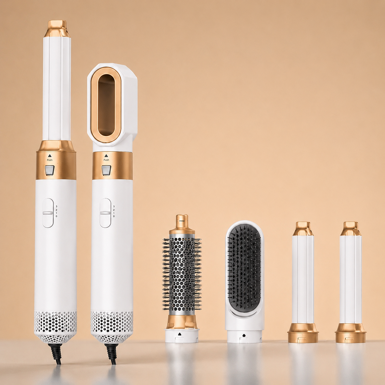 Les 5 pièces de l'Airstyler Airluma blanc et or alignées sur fond crème (Blanc)