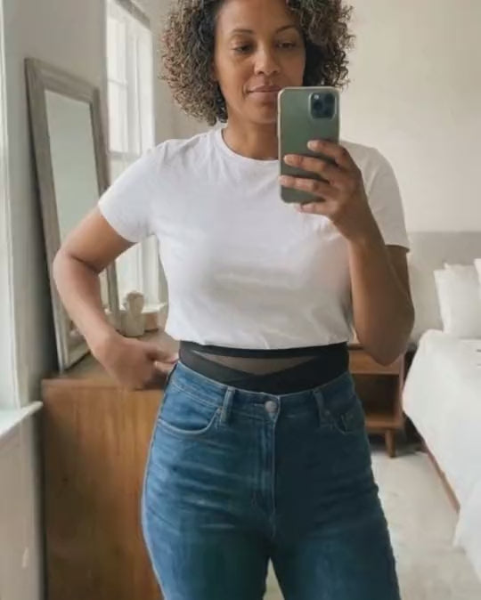 Femme en jean et t-shirt blanc, selfie dans le miroir