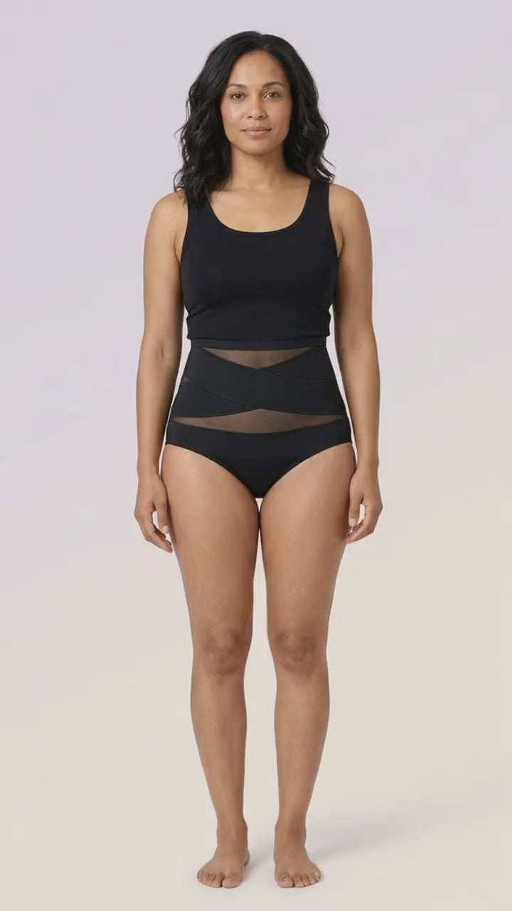Femme qui se déplace, se penche et se relève en culotte taille haute à bandes croisées